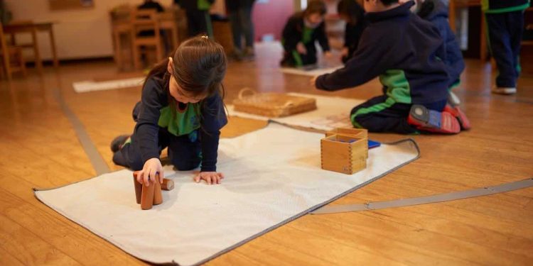 Aprendiendo a ser autónomos: Cómo el Método Montessori fomenta la independencia en niños y niñas desde el aula 