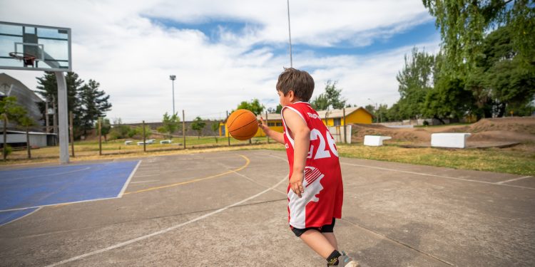Desafío Levantemos Chile busca entregar más de 250 kits deportivos a niños y niñas afectados por los incendios de Viña