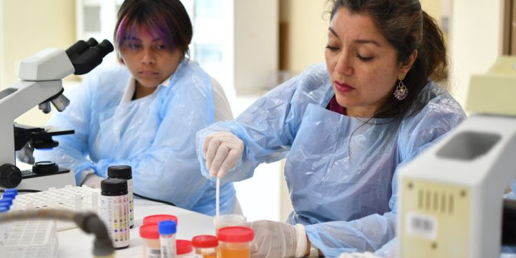 Estudiantes Tarapaqueños experimentaron ser tecnólogos médicos por un día