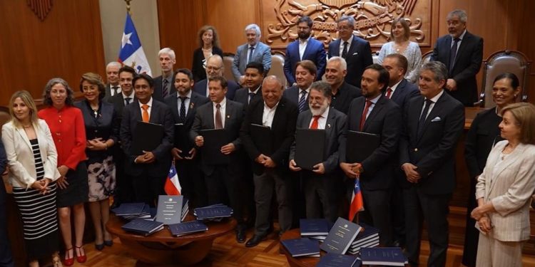 Tribunal Calificador de Elecciones (Tricel) proclamó en ceremonia oficial a los gobernadores regionales