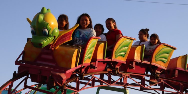 Niños y familias de Pica disfrutan gratis de juegos mecánicos y otras sorpresas por Navidad