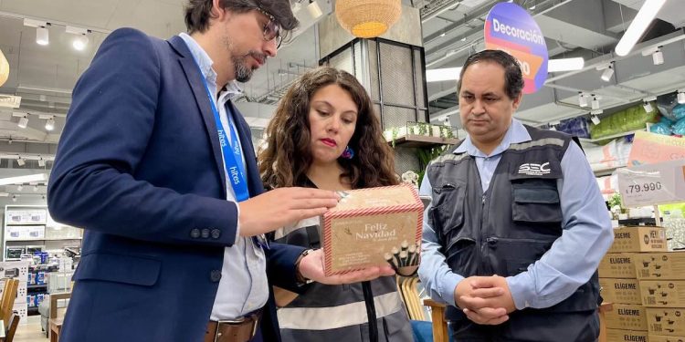 SEC Tarapacá en compañía de Seremi de Energía fiscaliza que solo se estén vendiendo luces navideñas certificadas y llamó a preferirlas