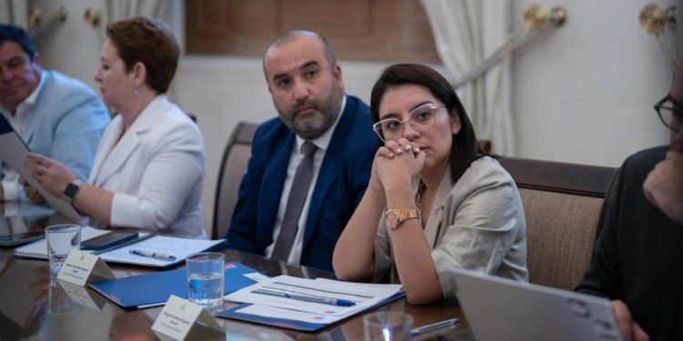 Delegada Presidencial: “Dipres  confirmó  traspaso de $4 mil 100 millones del  GORE al Servicio de Salud”