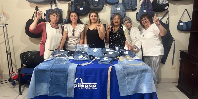 Voluntarias de la Liga Chilena contra la Epilepsia deslumbran con exposición de arte y reciclaje