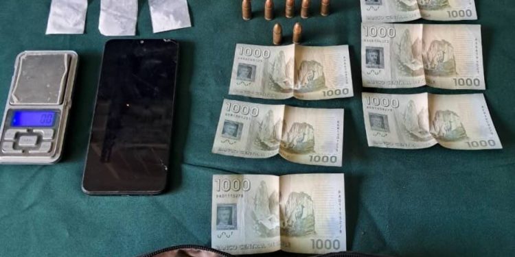 Carabineros detiene a conductor que portaba municiones y drogas al interior de vehículo