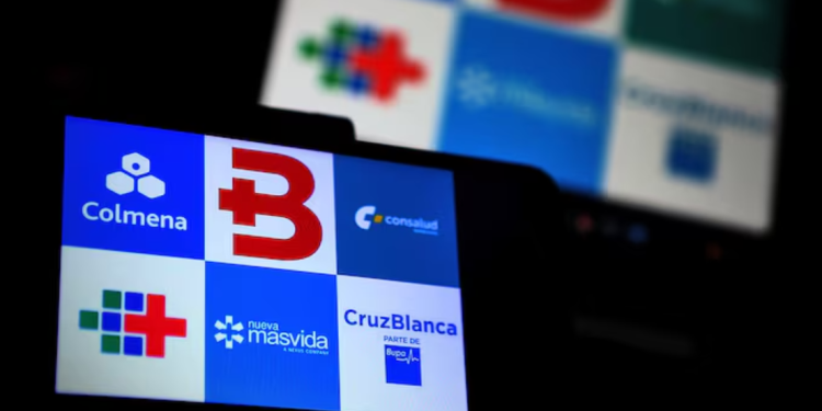 Encuesta Cadem: 77% de los afiliados a Isapres está en desacuerdo con el plan de devolución y 75% cree que deberían hacerlo en un plazo menor, aunque quiebren