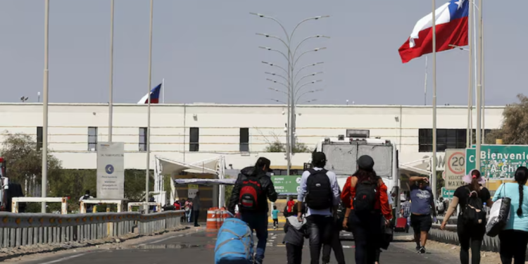 Encuesta Cadem: 77% cree que la llegada de inmigrantes extranjeros a Chile es mala y 79% piensa que hay que cerrar la frontera a nueva inmigración hasta poder resolver los problemas actuales
