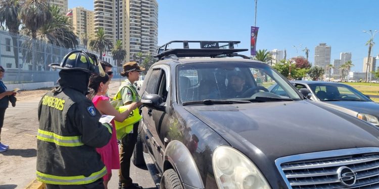 SENDA Previene Iquique refuerza la prevención junto a Carabineros y Bomberos por celebraciones  de Año Nuevo