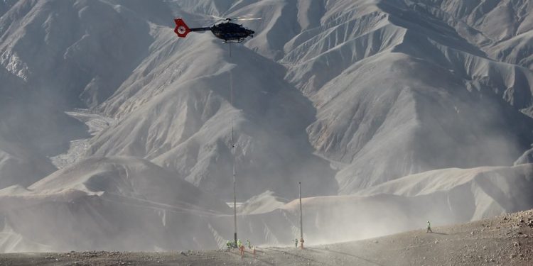 CGE instala 35 postes de media tensión en quebrada de Tarapacá utilizando helicóptero