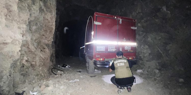 Carabineros recupera dos vehículos que estaban en «hibernación» en una cueva