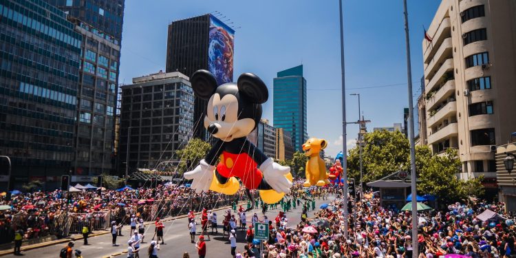 Paris Parade convocó a más de un millón de personas en un nuevo desfile junto a Disney