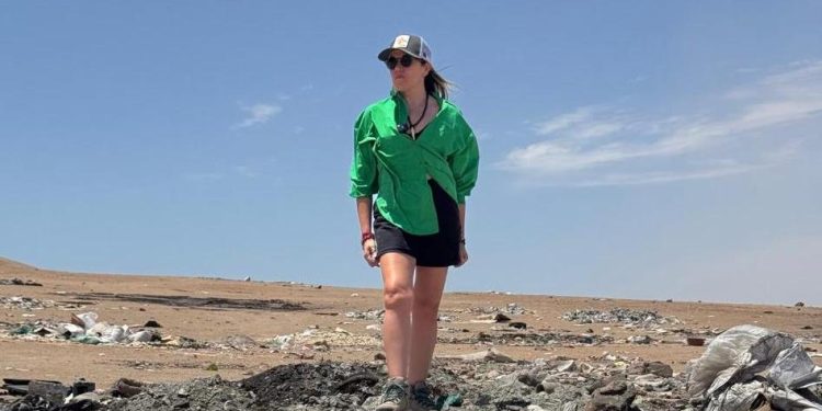 Toneladas de ropa usada en vertederos preocupa a diseñadores y expertos, quienes se unen en busca de soluciones sostenibles