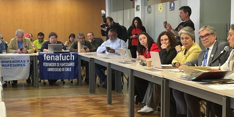 Con bono de incentivo al retiro permanente más aguinaldos, sueldos y bonos reajustados al IPC cierra negociación entre sector público y el gobierno