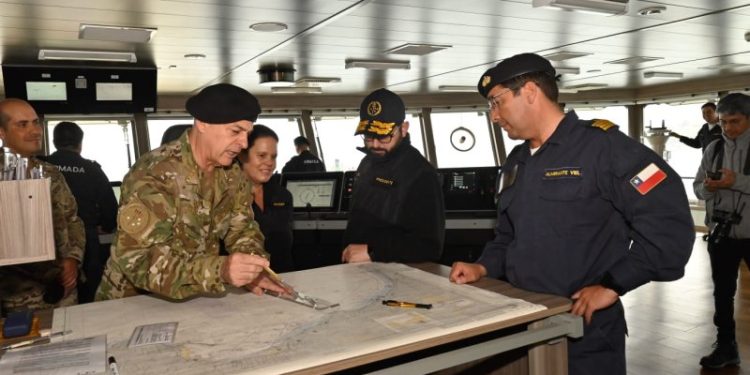 Presidente Boric realiza navegación en Rompehielos “Almirante Viel”