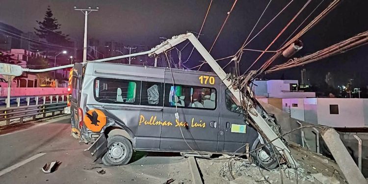 ¡Una vez más! Poste al suelo en avenida Arturo Prat con Padre Hurtado