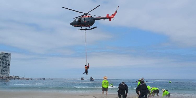 Con rescate marítimo se lanzó Verano Seguro en Playa Cavancha