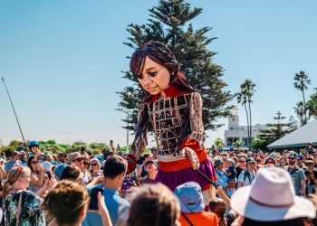 Amal, la marioneta de tres metros y medio / Estará en Iquique y Pica