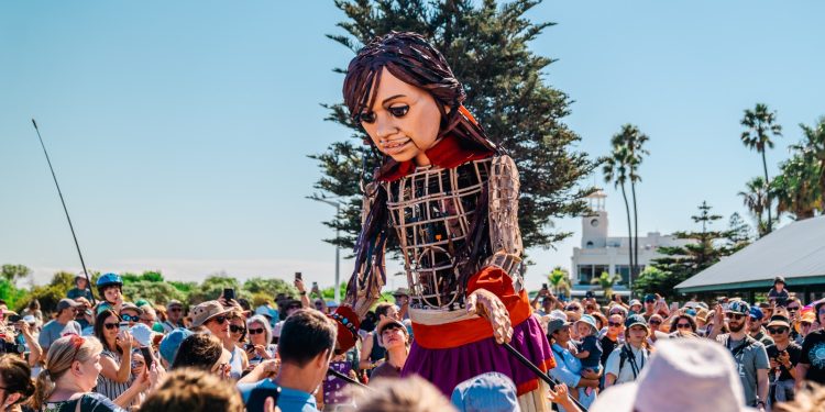 Amal, la marioneta de tres metros y medio / Estará en Iquique y Pica