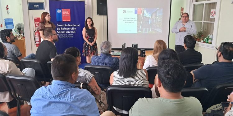 Equipos fortalecen competencias en reinserción social de jóvenes en Tarapacá