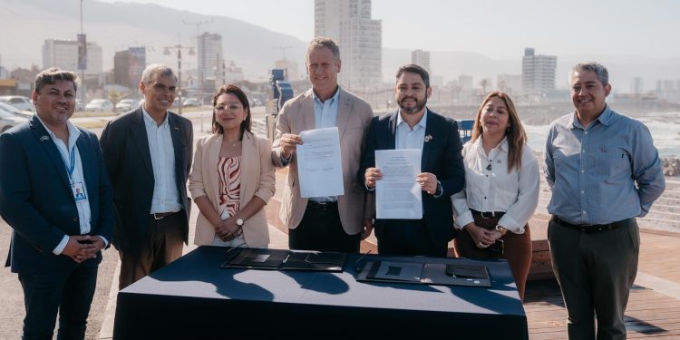 Firman convenio para concretar la compra de 88 buses eléctricos que unirán el  Área Metropolitana Alto Hospicio – Iquique