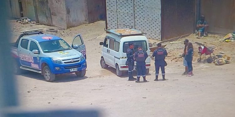 Cámaras de seguridad municipales sorprenden a pareja arrojando basura en Alto Hospicio