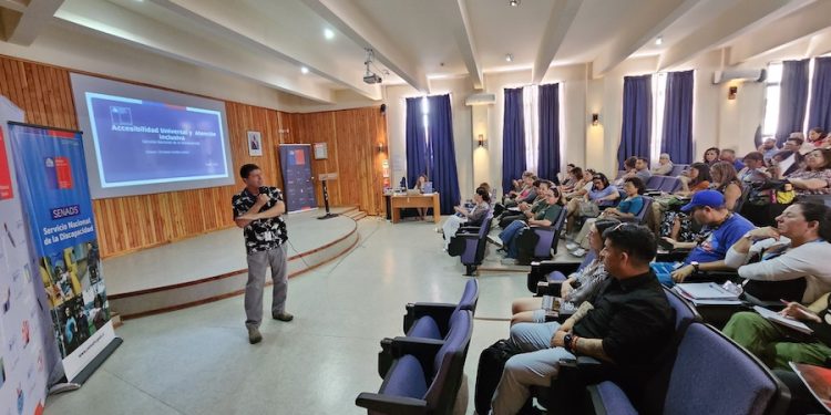 Servicios públicos de Tarapacá se capacitan en accesibilidad y atención inclusiva