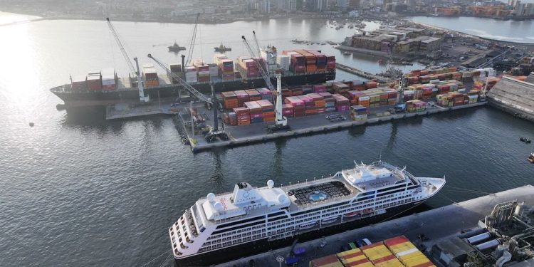 Puerto de Iquique da bienvenida a dos cruceros esta semana
