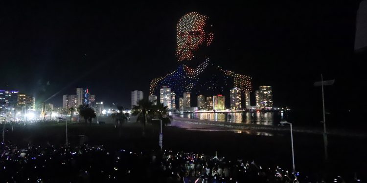 ¡Bienvenido 2025!: Espectáculo de 1.000 drones, “Santaferia” y “Américo” convocó a más de 70 mil personas en Cavancha