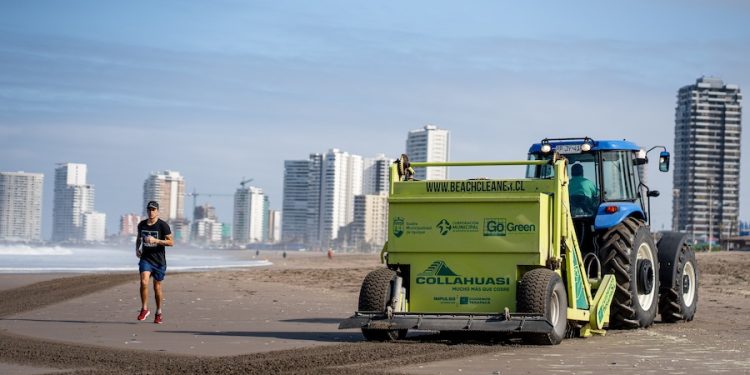 Máquina barredora continúa su trabajo de limpieza de playas para recibir a turistas en verano