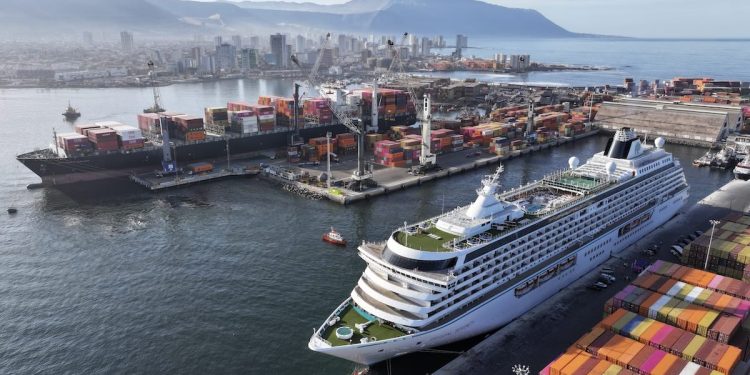 Crystal Serenity recaló por primera vez en Puerto de Iquique