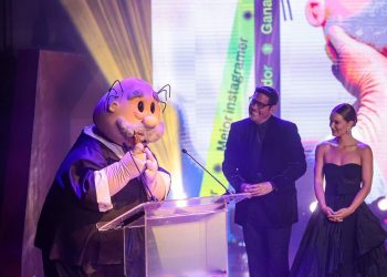 ¡Histórico! Dr. Simi gana el Copihue de Oro como “Mejor Instagramer” 