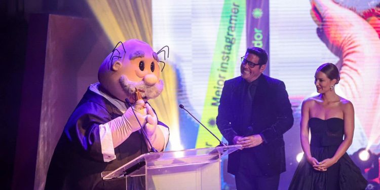 ¡Histórico! Dr. Simi gana el Copihue de Oro como “Mejor Instagramer”