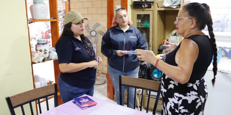 Autoridades realizan difusión puerta a puerta en Huara del programa Denuncia Seguro