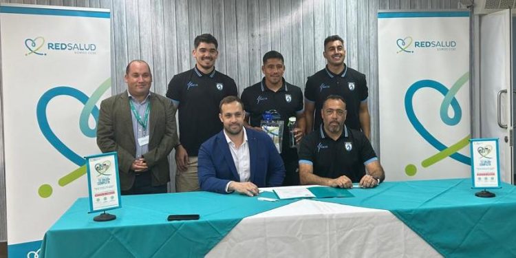 Clínica RedSalud Iquique renueva convenio con Club de Deportes Iquique