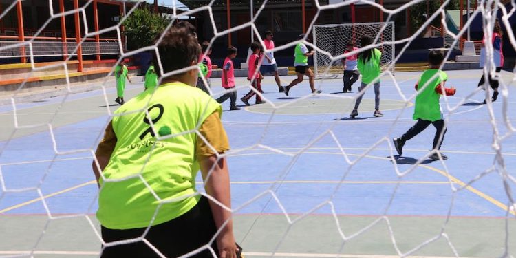 Deporte y juego: herramientas de aprendizaje para niños, niñas y docentes en escuelas, fronteras y comunidades