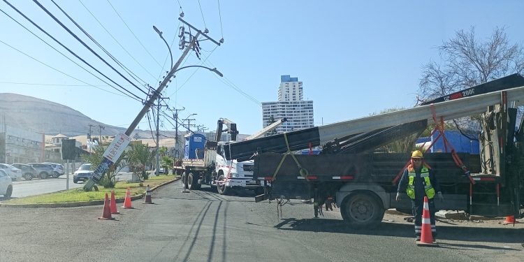 Choque y caída de un poste y otro que quedó suspendido dejó sin suministro eléctrico a 18 mil 898 clientes de CGE