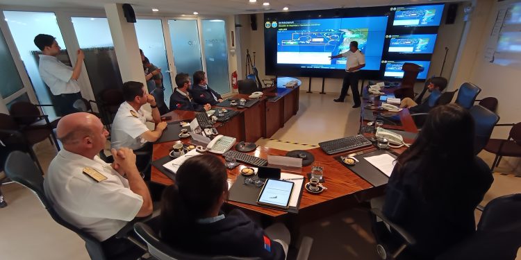 Sernapesca y Armada vigilan el tránsito de flotas internacionales por la Zona Económica Exclusiva