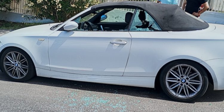 Delincuentes arrasaron con vidrios de ventanas laterales de 18 vehículos en sector sur de Iquique