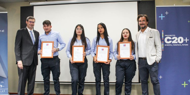 Jóvenes de Tarapacá concluyen su enseñanza media con el apoyo del Proyecto C20+