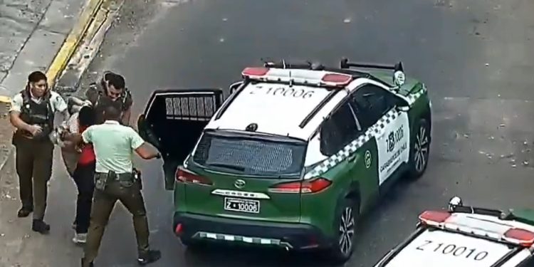 Hombre es detenido portando cuchillos en la vía pública