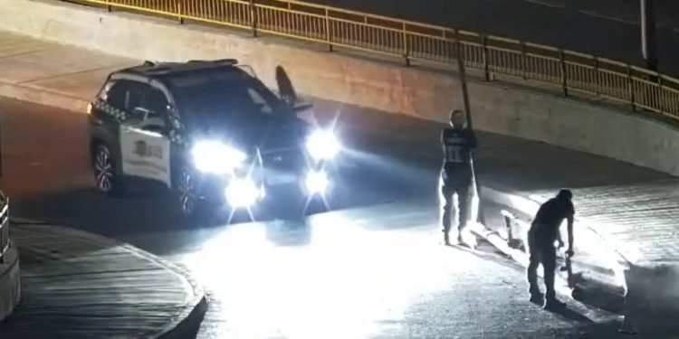 Ladrones sorprendidos por Carabineros cuando robaban un poste desde terreno municipal