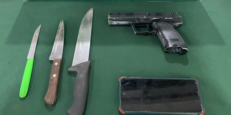 Carabineros detuvo a tres jóvenes que intimidaron a hombre para robarle su teléfono móvil