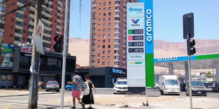 Bencinas: Desde hoy suben precios hasta $29 por litro