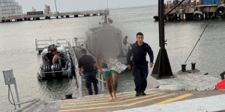 Rescatan a cinco bañistas en playa no apta para el baño en Arica