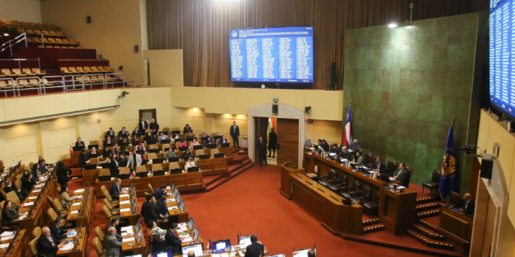 Encuesta Cadem: 68% cree que el Congreso debería aprobar la reforma de pensiones tras el acuerdo alcanzado entre el Gobierno y Chile Vamos