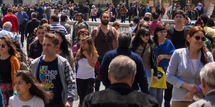 Cadem: 65% cree que Chile está peor en comparación al 2000 y 59% se siente pesimista respecto a la situación del mundo en los próximos 25 años