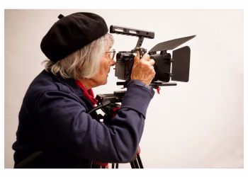 La fotógrafa Julia Toro recibe el Premio Plagio a la Creatividad Artística 2024