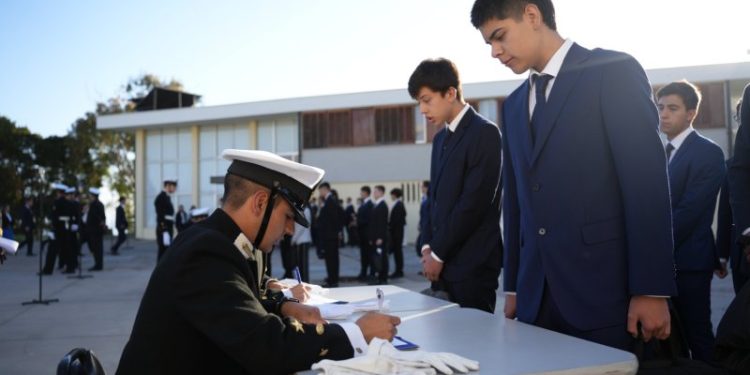 Ceremonia de ingreso de nuevos reclutas a la Escuela Naval «Arturo Prat»