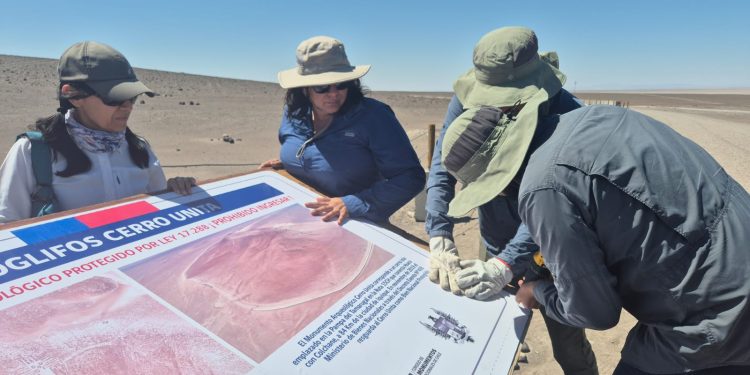 Bienes Nacionales y CMN renuevan señalética del Gigante de Tarapacá dañada por el sol