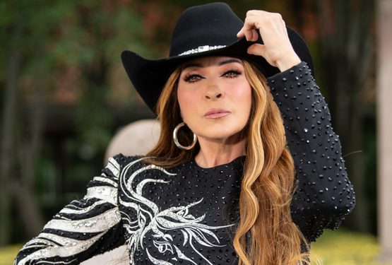 La icónica reina jarocha estrena su esperado EP Yuri y sus amigos del regional mexicano